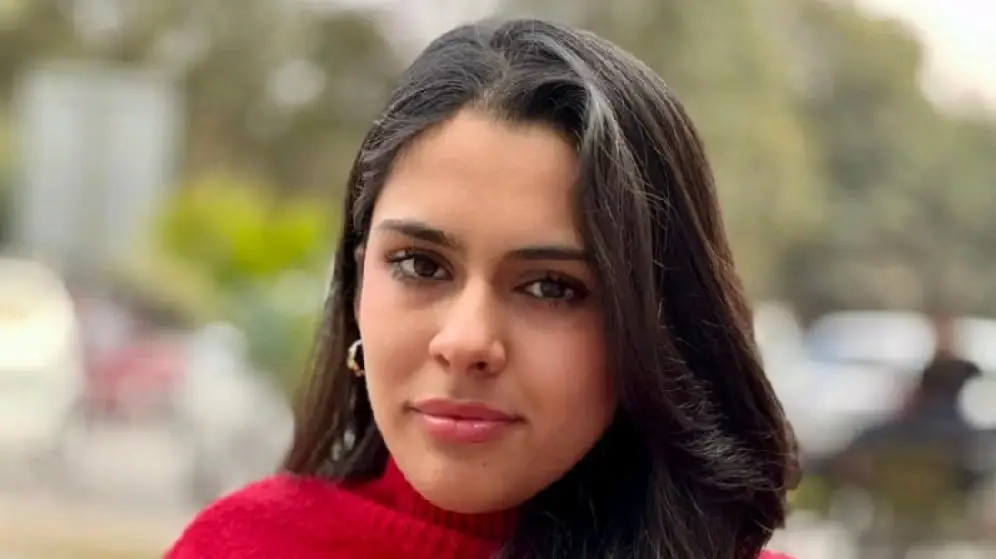 Pakistani student Mahroosh Umer receiving the AI 4 Good Incubator Challenge 2025 award for her AgriGuard.AI solution in agriculture technology